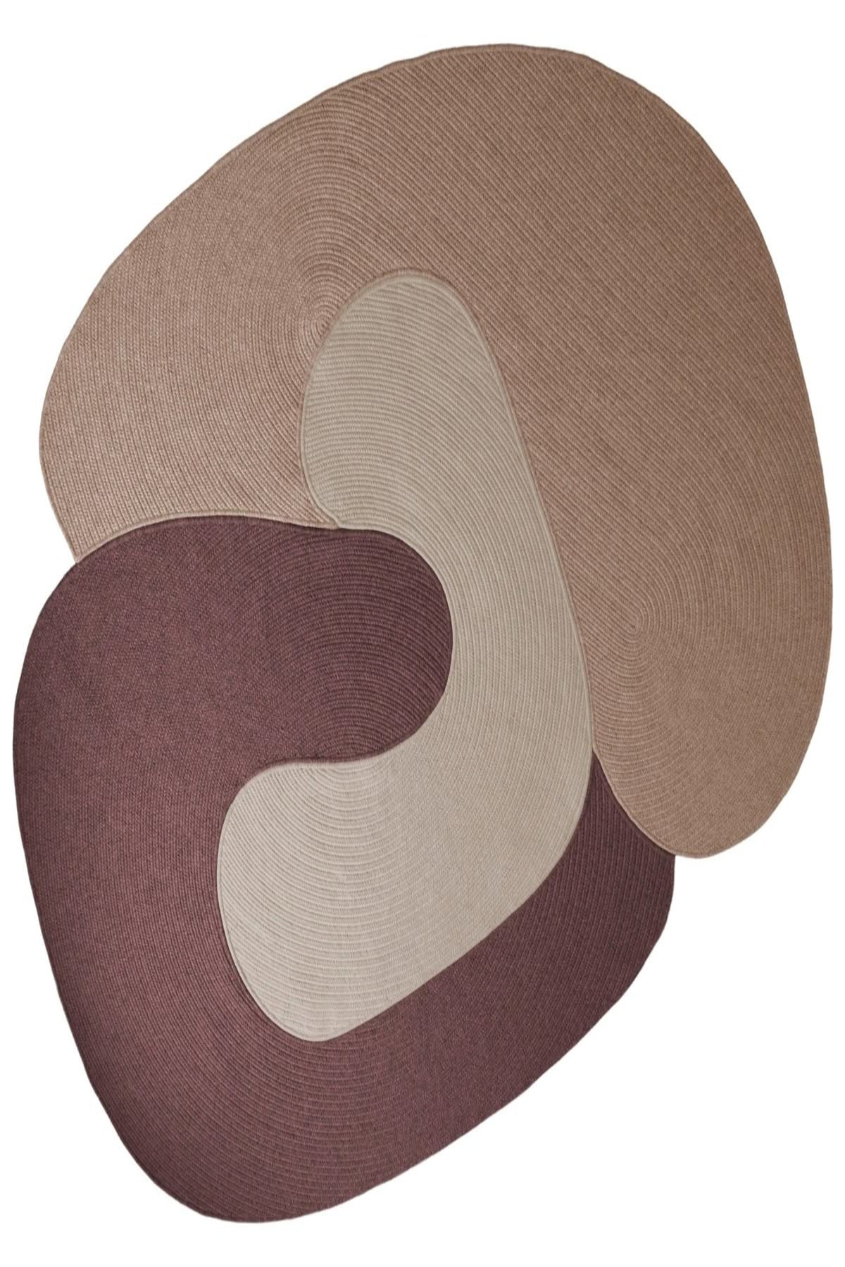 Round rug with a pattern of overlapping circular shapes in brown and beige colors on a white KALEENVIBEbackground. KALEENVIBE 